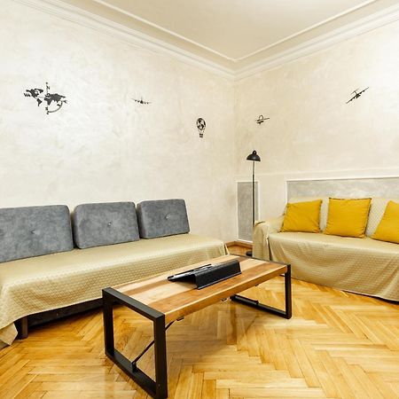 Mari&Emi Flat In Corvin Appartement Boedapest Buitenkant foto