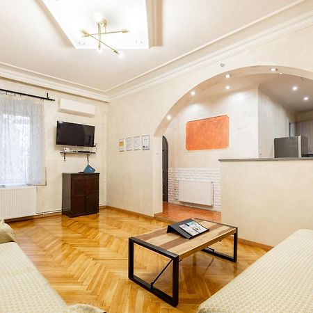 Mari&Emi Flat In Corvin Appartement Boedapest Buitenkant foto